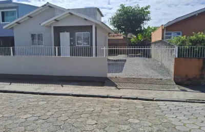 Casa financiavel com 02 dormitórios - bairro do rio vermelho