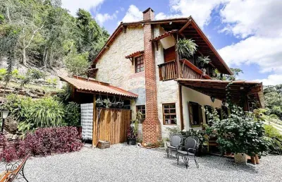 Sítio exclusivo com sede luxuosa e 4 suítes em domingos martins