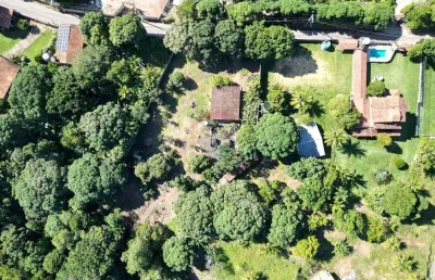 Oportunidade! chácara 3.500m² no retiro do congo – escriturada – r$850mil - asfaltada, 1 minuto do cond. jardins veneza