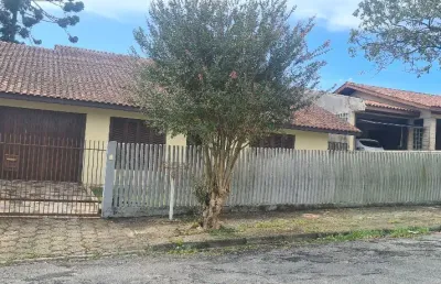 Procurando seu imóvel dos sonhos , otima residencia com quartos amplos e  excelente  espaço de terreno  região central