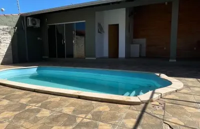 Vendo casa no jardim das palmeiras com 3 quartos, área gourmet com piscina r$450.000,00