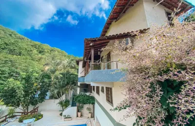 Propriedade em terreno de 810m² com: casa principal maislofts independentes que totalizam 6 quartos em condomínio, freguesia de jacarepaguá.