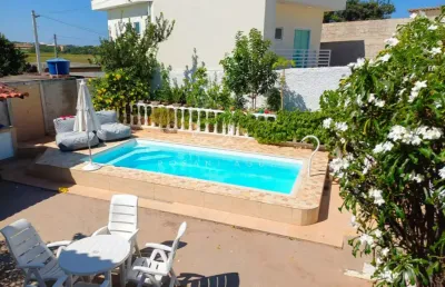 Casa com piscina em saquarema, com 2 quartos e a poucos minutos da praia de itaúna
