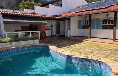 Casa de 3 quartos,  com piscina, à venda em condomínio na freguesia de jacarepaguá