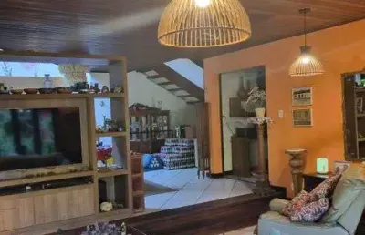 Casa com 4/4 sendo 3 (três) suítes, terreno com 877m², piscina, quiosque, cond. fechado