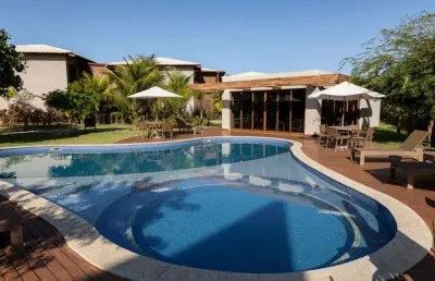 3 suítes, duplex, sendo duas no andar superior e uma térrea, todo decorado