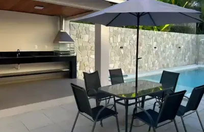 Casa decorada com 4 suítes, piscina e espaço gourmet em amplo terreno de 902m²