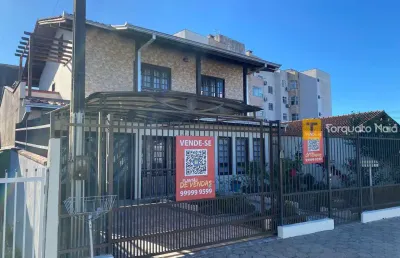 Ampla casa sobrado com 4 dormitórios, suíte com hidro e edícula em terreno de 220 m²