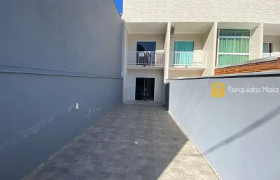 Geminado com duas suítes, espaço amplo e terreno privativo nos fundos
