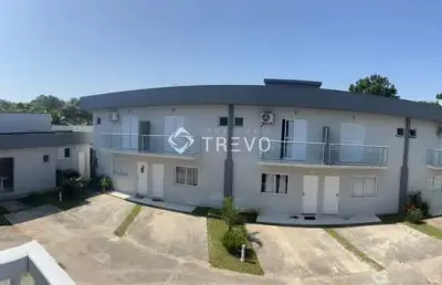 Casa em villagio a 800 metros da praia com 2 suítes, 2 vagas em bertioga/sp