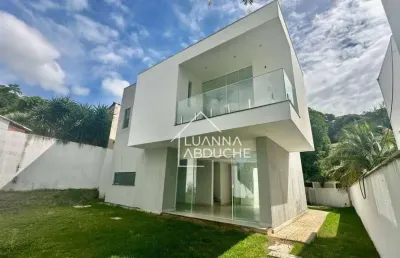 Casa duplex com 3 dormitórios e um excelente quintal  à venda em itaipu.