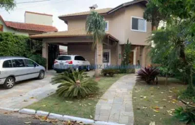 Casa em condomínio fechado, 342m², 4 quartos, sendo 2 suítes, sala, lareira, espaço gourmet, piscina, 4 vagas de garagem