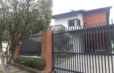 Sobrado exclusivo em condomínio fechado – segurança, privacidade e muito verde