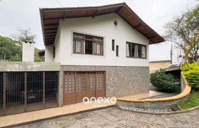 Linda casa de 3 dormitórios em localização privilegiada!