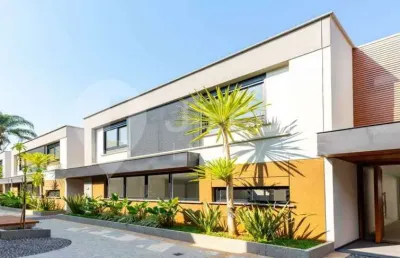 Casa de condomínio de alto padrão com jardim e piscina privativa