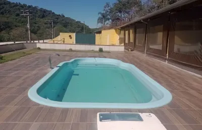 Chacará com 20mil mts, ´com 3 casas e baias para cavalos.
