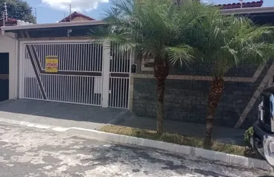 Sobrado com ótima localização perto do centro, mercado, escola e outros comércios