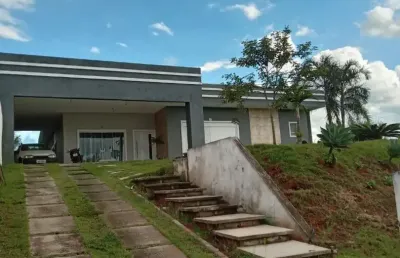 Casa no condomínio lago dourado, ótima localização.