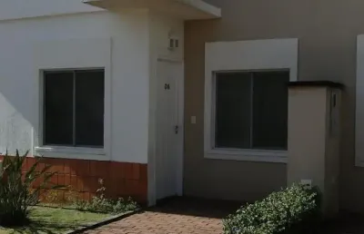 Sobrado no condomínio green village. pertinho de tudo.