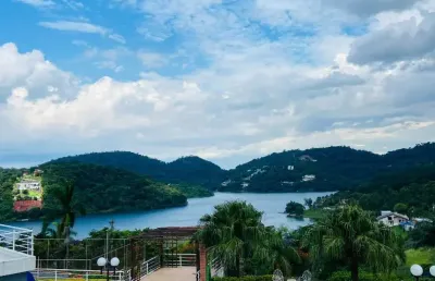 Chácara situada no condomínio recanto dos pássaros, encantadora chácara em com terreno de 3800m², oferecendo segurança incomparável para sua família.