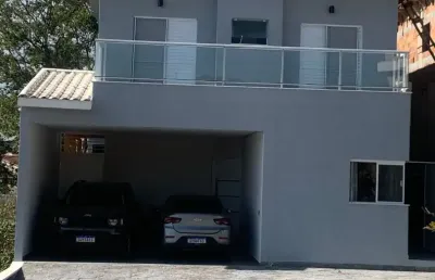 Lindo sobrado com planejados e localização previlegiada.