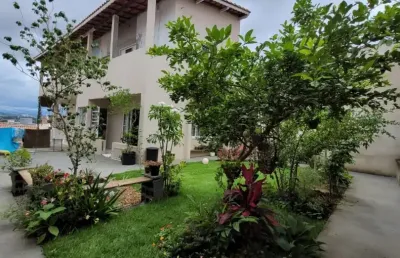 Lindo sobrado toda reformada com quintal imenso e área verde.