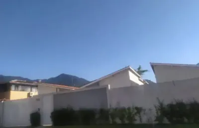 Casa com ótima localização em condomínio fechado na praia de massaguaçu.