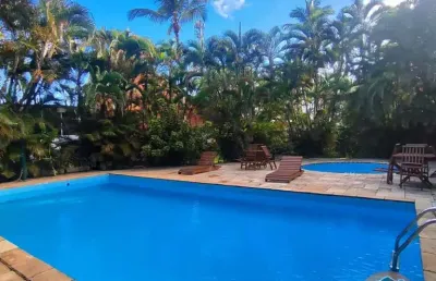 Excelente imóvel em condomínio localizado há 60 metros da praia em guaecá !