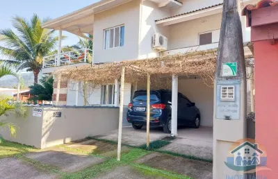 Excelente sobrado de alto padrão em condomínio fechado na praia da mococa em caraguatatuba!