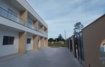 Excelente sobrado novo em condomínio localizado no bairro capricónio em caraguatatuba!!