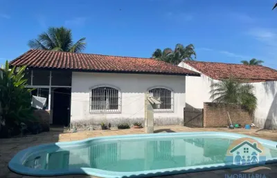 Excelente imóvel com piscina para locação localizado no bairro jardim britânia em caraguatatuba!