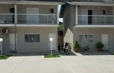 Excelente sobrado em condomínio localizado no bairro cidade jardim em caraguatatuba!