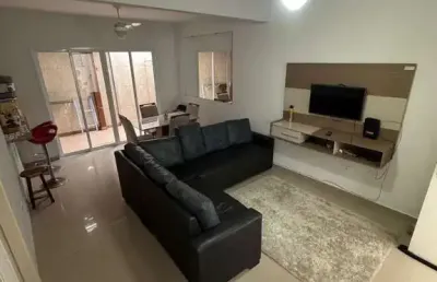 Excelente sobrado em condomínio localizado á 150 metros da praia no bairrro massaguaçu em caraguatatuba!