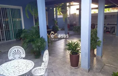 Casa linear com jardim sendo que tem 3 suítes, com quintal e garagem coberta