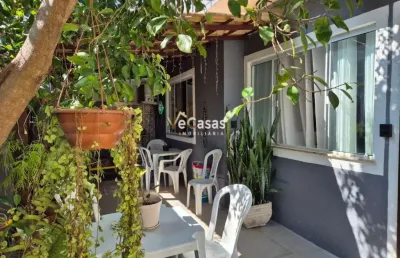 Casa linear aconchegante geminada última casa com área externa