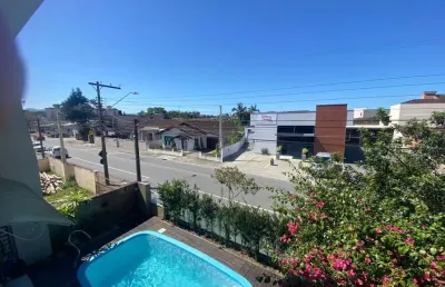 Charmoso sobrado no bairro floresta com 5 quartos (1 suíte), piscina, área de festas com churrasqueira, 4 vagas de garagem coberta, e muito espaço