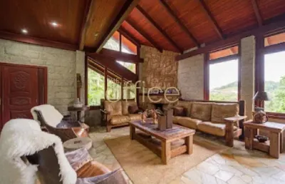 Propriedade aconchegante com piscina e lareira em local privilegiado
