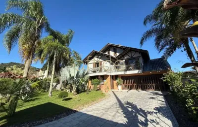 Sobrado com 04 dormitórios e terreno medindo 615 m2.