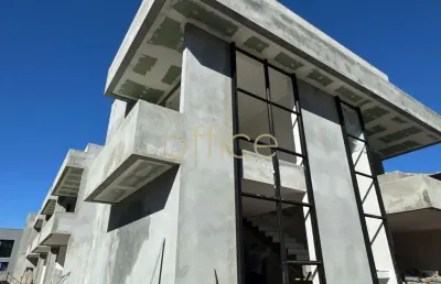 Sobrado em condomínio com 203m3 privativos, 3 suítes, 4 vagas de garagem, e arquitetura moderna - bairro glória