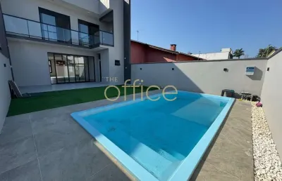 Sobrado exclusivo - 143m2 privativos, 208m2 terreno, 3 quartos (1 suíte), 3 banheiros, 2 vagas lado a lado, área externa bem ampla com piscina