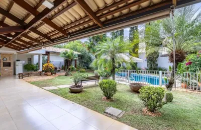 Casa com 343 m² de área construída à venda no jardins milão em goiânia.