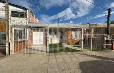 Casa com 2 quartos para alugar na rua maria montessori, 387, são sebastião, porto alegre por r$ 4.490