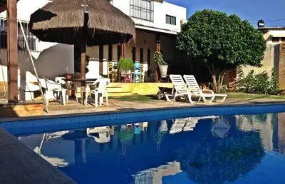 Excelente casa em ponta negra com piscina, churrasqueira, 5 suítes, a 280 m da praia, wifi