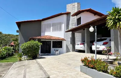 Linda casa com 350 m², terreno de 1000 m², 2 andares, 5 quartos, piscina.
