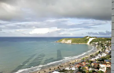 Apartamento de frente para o mar, 200 m da praia, 2 suítes, piscina, wifi. blue ocean
