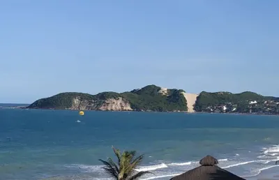 Ap beira mar na praia de ponta negra, vista, piscina, churrasqueira, para até 4 pessoas.
