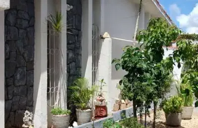 Casa com 4 quartos à venda na Rua Carlos Gomes, 3577, Candelária, Natal