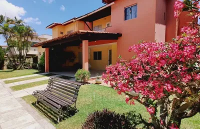 Viva com estilo e segurança: casa duplex em condomínio, piscina.