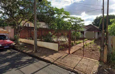 Terreno. comercial, com casa de madeira para demolição.