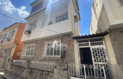 Casa de vila duplex com terraço e vaga de garagem no maracanã